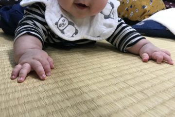 畳で遊ぶ赤ちゃん